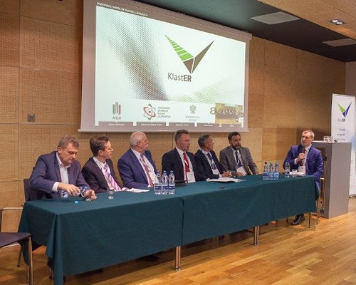 Panel dyskusyjny prowadzony przez Piotra Czopka z Ministerstwa Energii / Klimatu