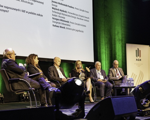 Panel dyskusyjny w sesji 2 konferencji (moderator: Zbigniew Hanzelka) [Fot. Mateusz Wójtów]